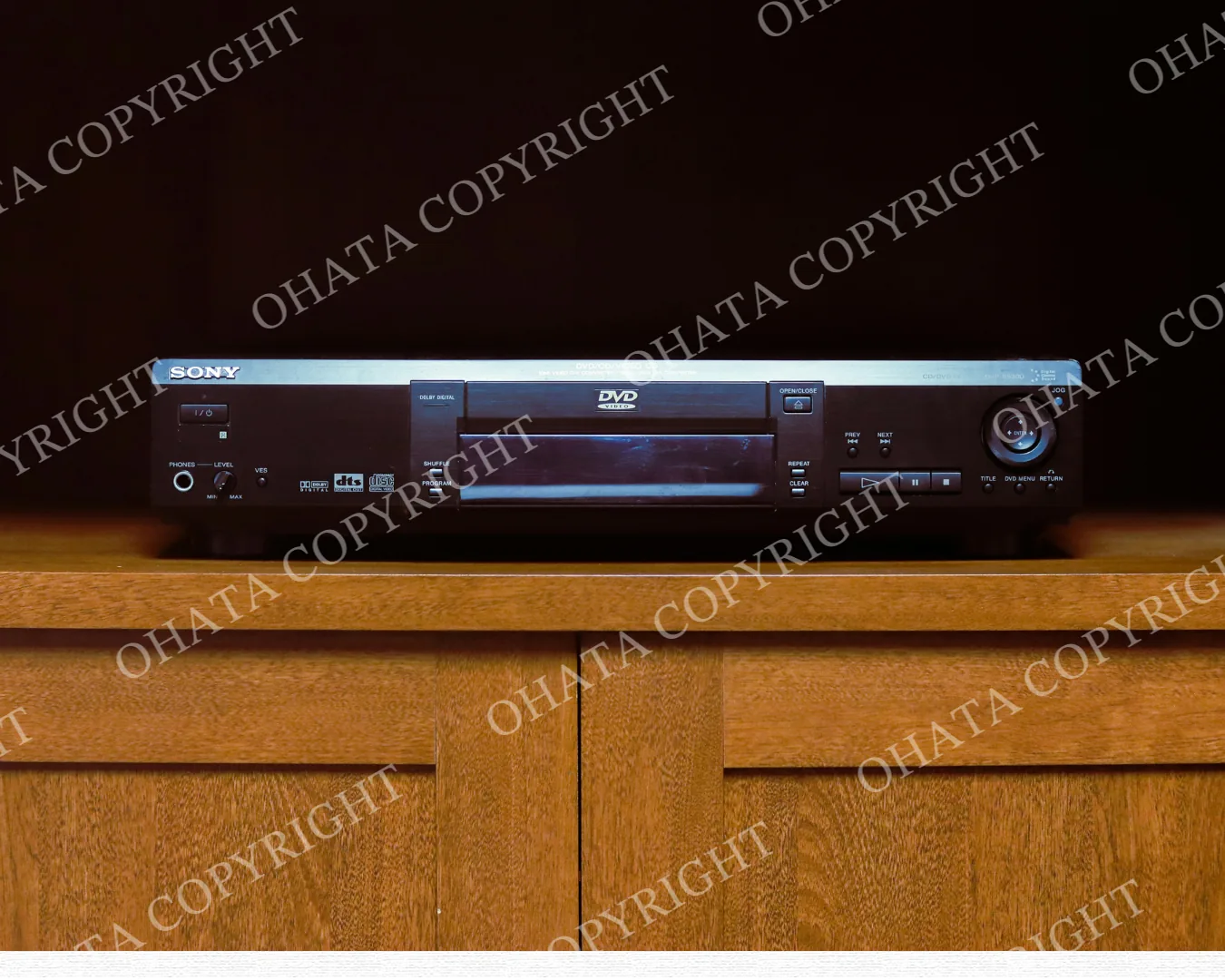 Example of a standalone home CD/DVD player. Reference image only