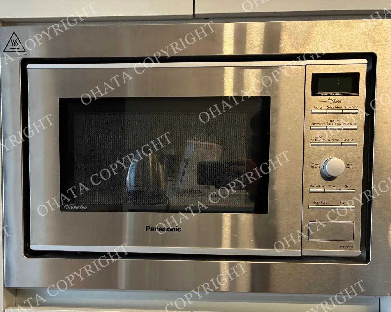 Example of a freestanding countertop microwave oven.