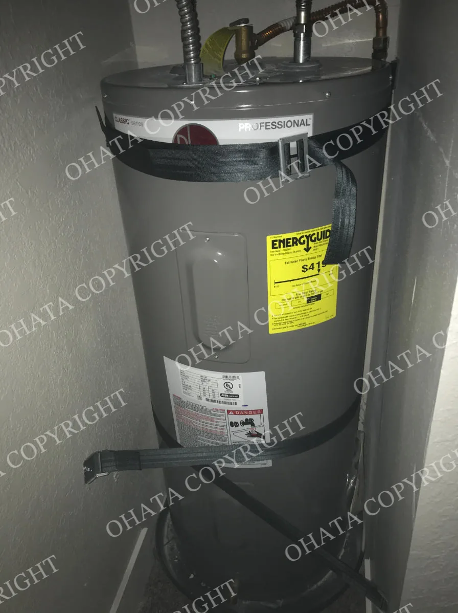 40 加仑储水式电热水器，照片显示其安装管线及固定带