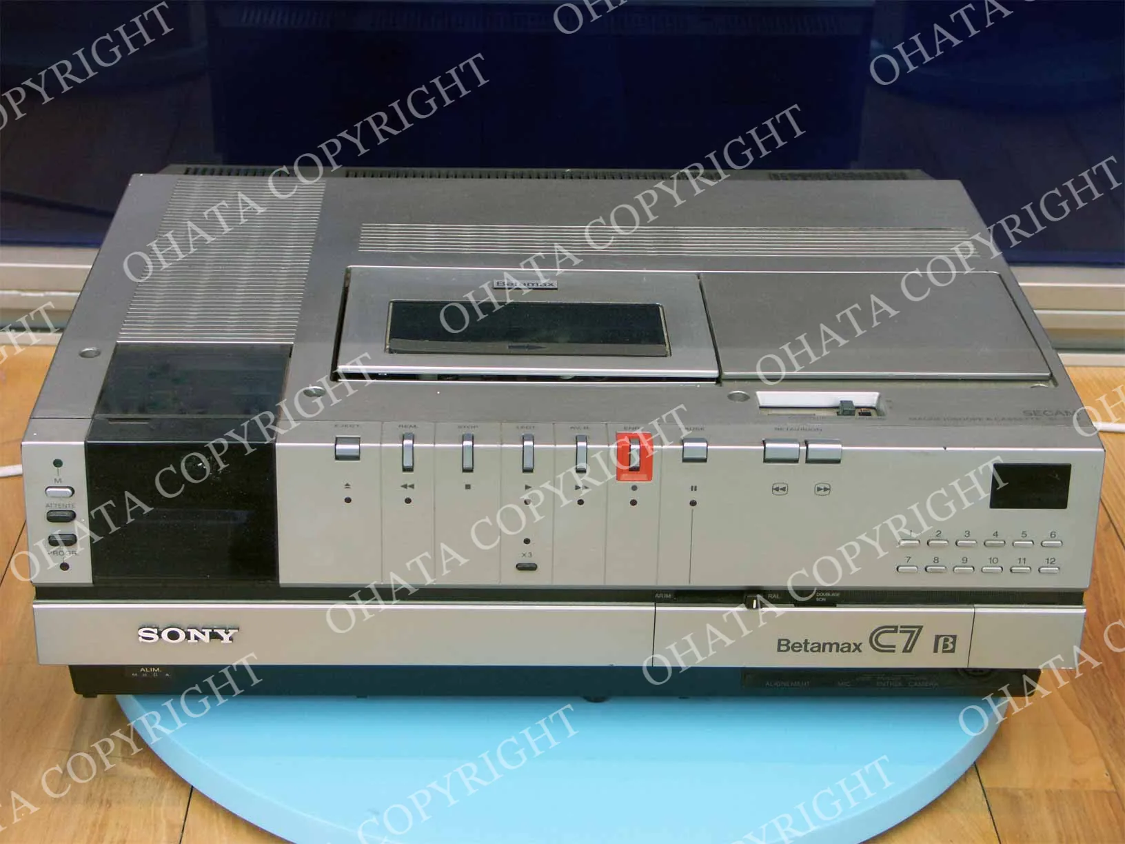 Example of a Sony Betamax recorder, which uses a different videocassette format from VHS. Reference image only.