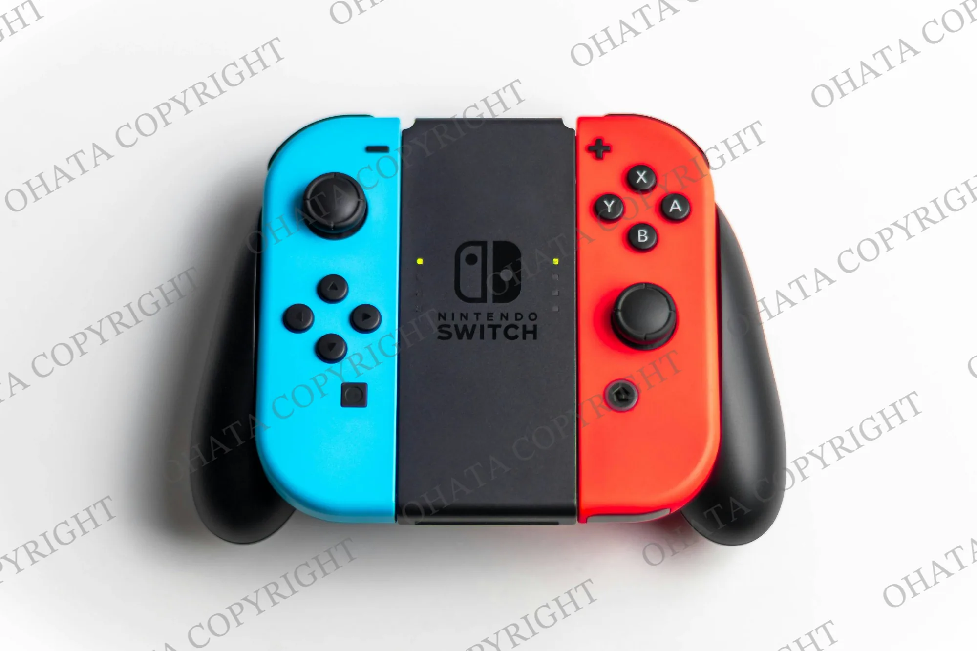 Blue and red Nintendo Switch controllers attached to a black controller grip
