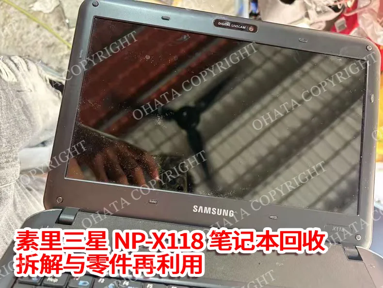 Opening the Samsung NP X118